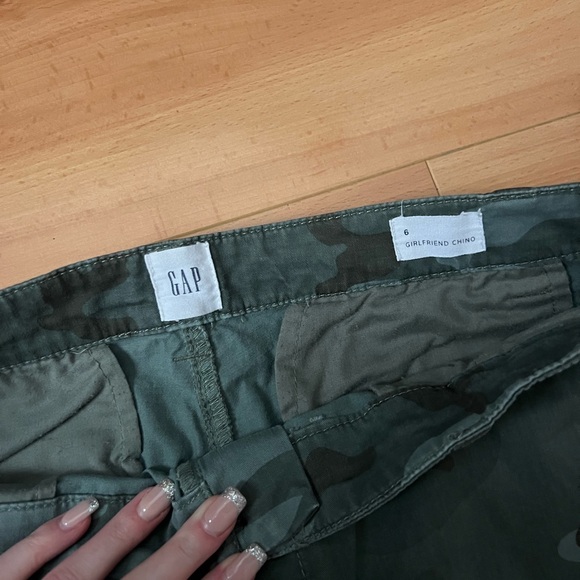 GAP Women’s Camouflage Pants - Picture 4 of 6